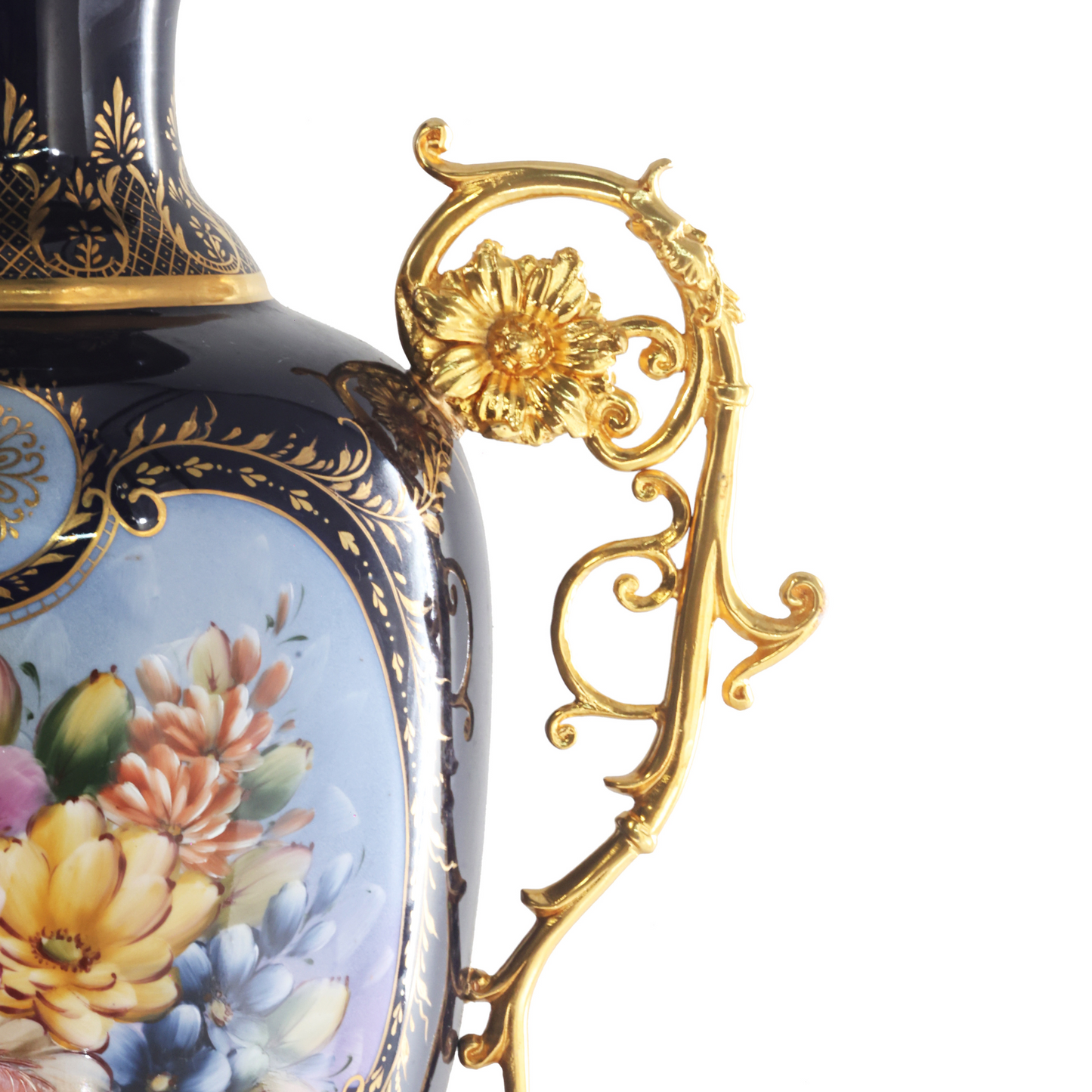 Jarrón de porcelana rococó con mango de bronce