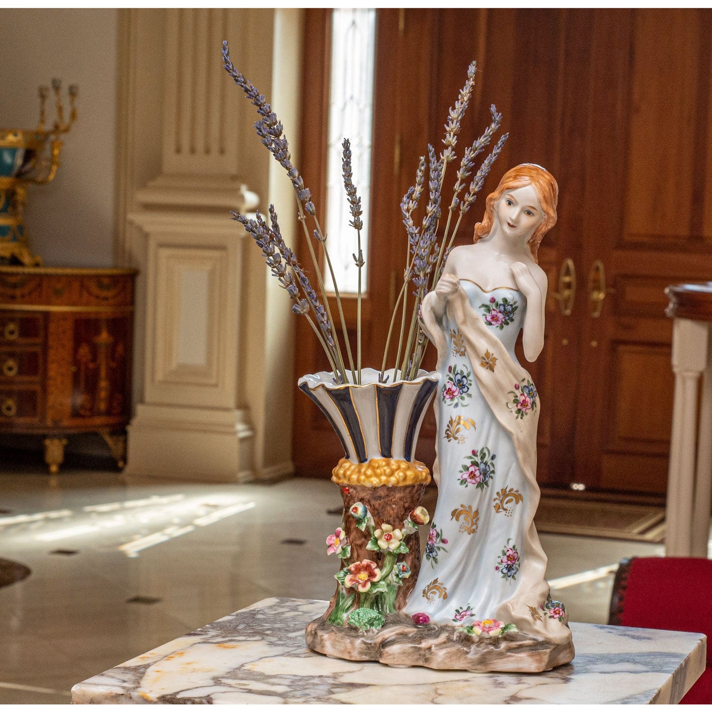 Florero de estatuilla de señora