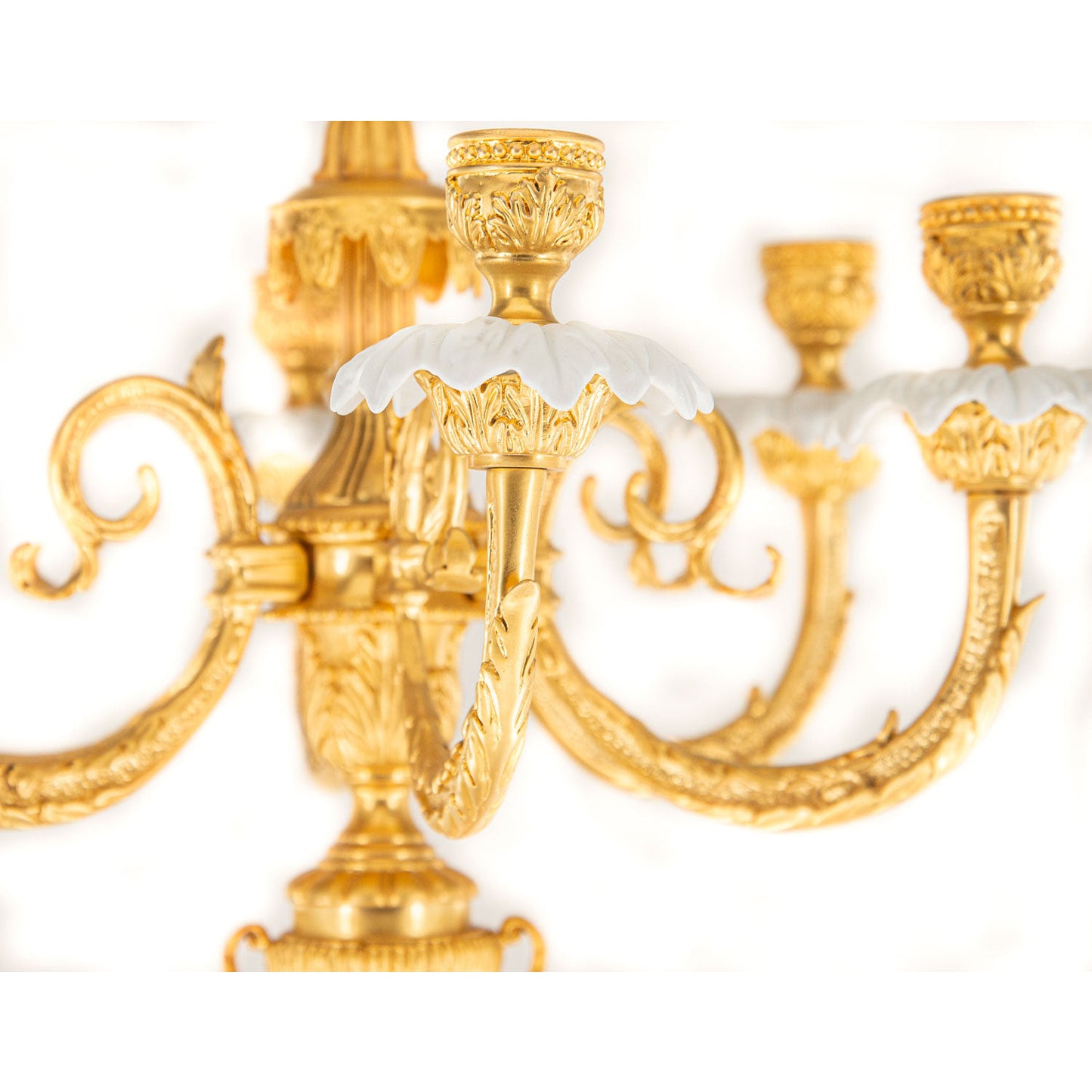 Portavelas de bronce de siete tazas con cazador de porcelana